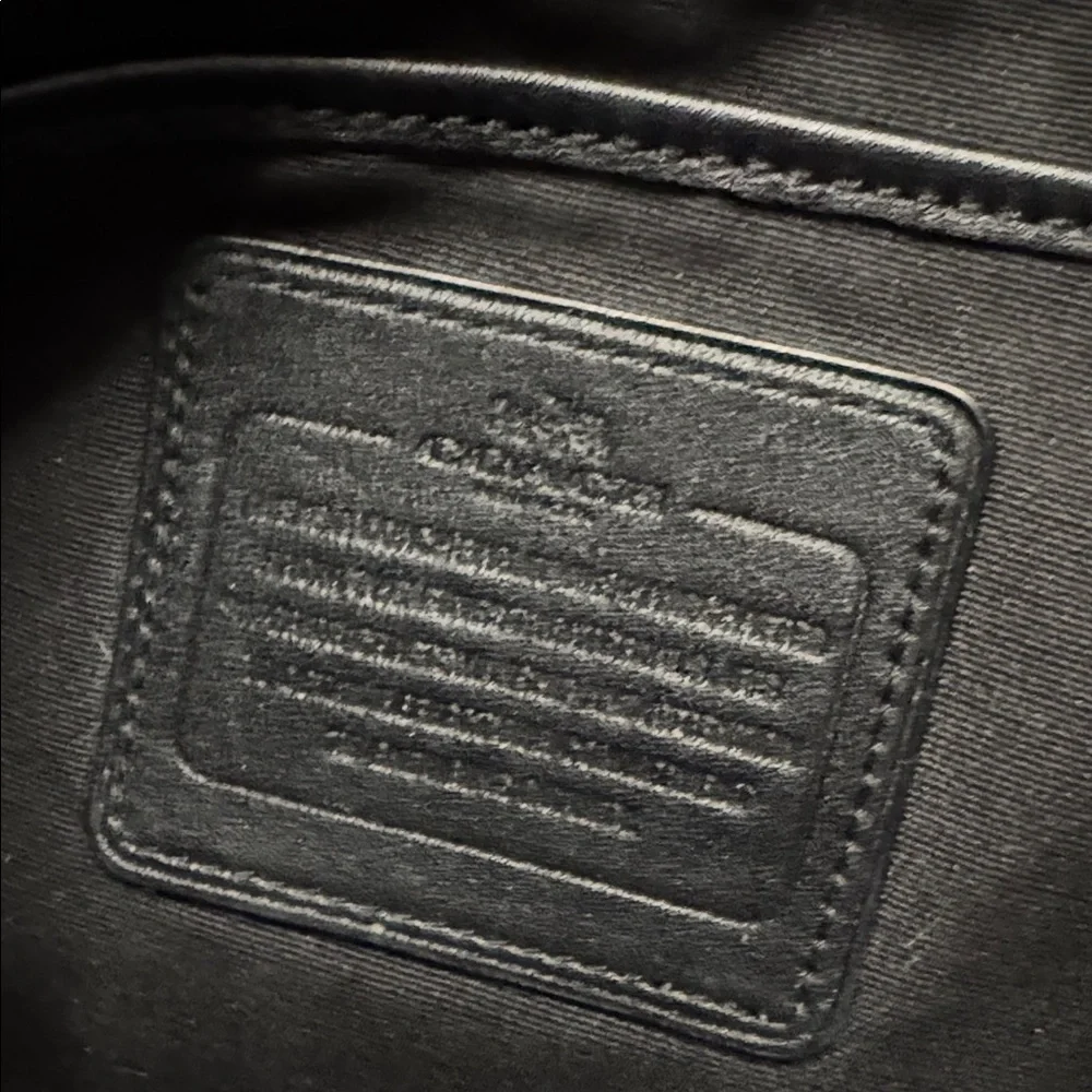 Coach Black Signature purse in good condition - Picture 8 of 8